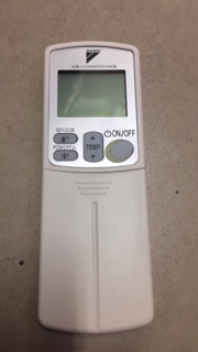 Remote máy lạnh DAIKIN mặt bạc,phím trắng