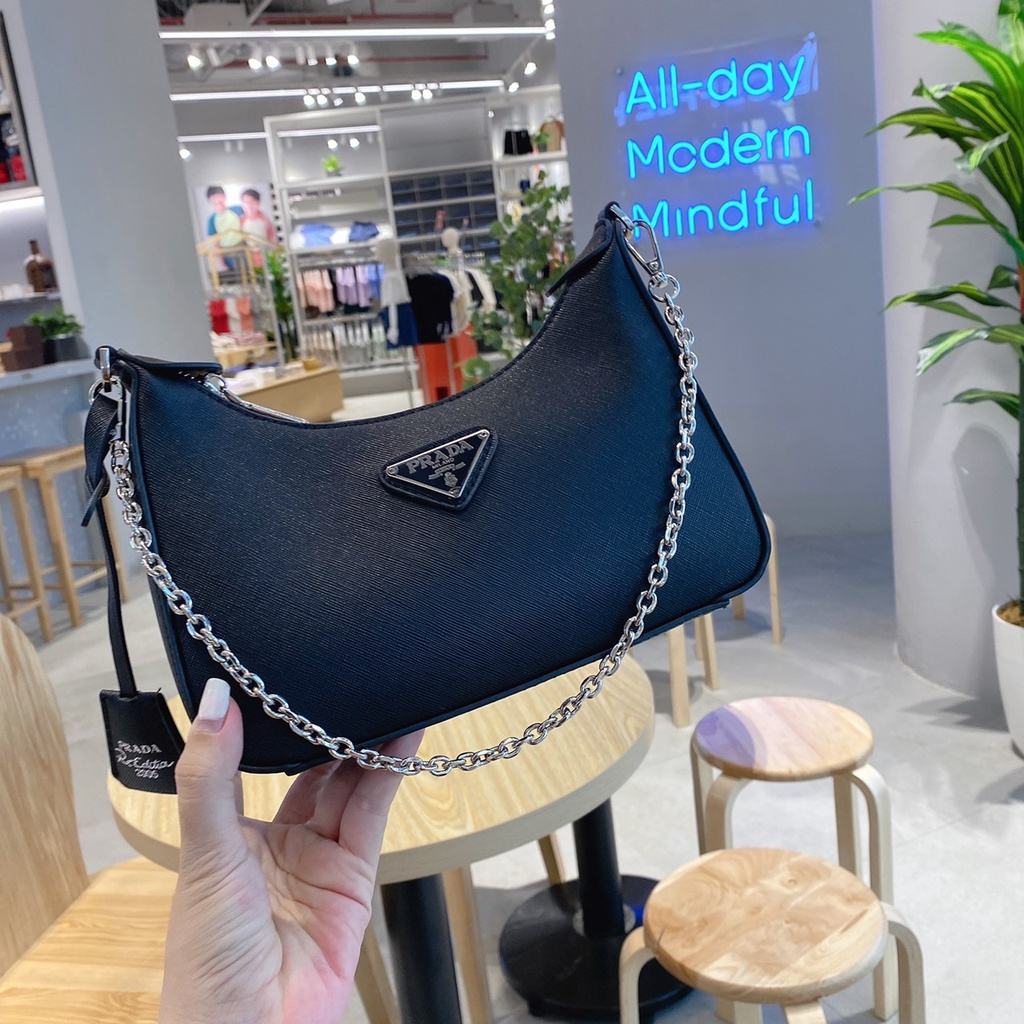 Túi xách đeo chéo nữ Pra đa chất da xước, xích trắng size 24, hàng đầy đủ hộp túi