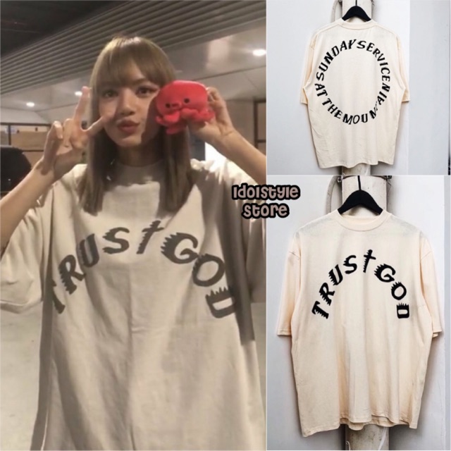 (kèm card  BLackpink) Áo phông trust god màu be của lisa blackpink