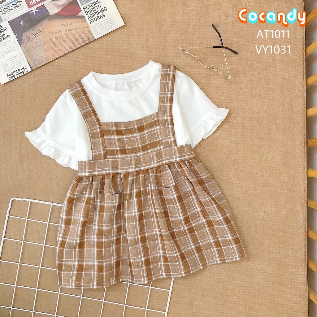 Set đồ cho bé- Yếm váy caro nâu đỏ và áo thun trắng cộc tay bèo cho bé của COCANDY mã VY103175