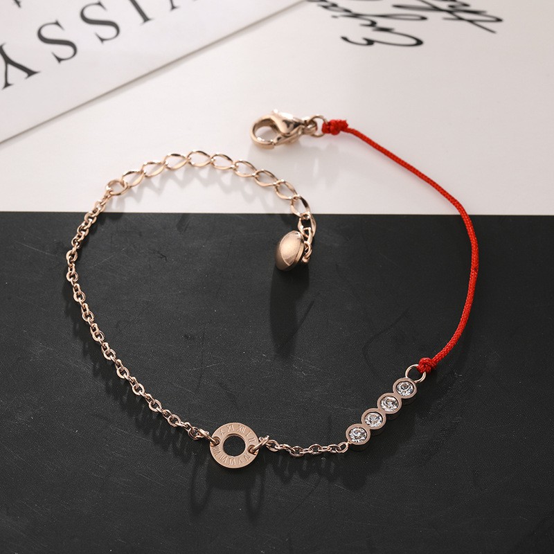 Vòng Tay Dây Đỏ May Mắn Bằng Thép Titan Mạ Vàng Hồng 18K Mặt Hình Số La Mã Đính Đá Có Thể Điều Chỉnh
