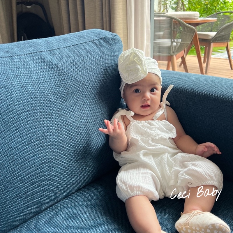 Bộ áo liền quần 2 dây sơ sinh bé gái màu trắng đáng yêu ảnh thật