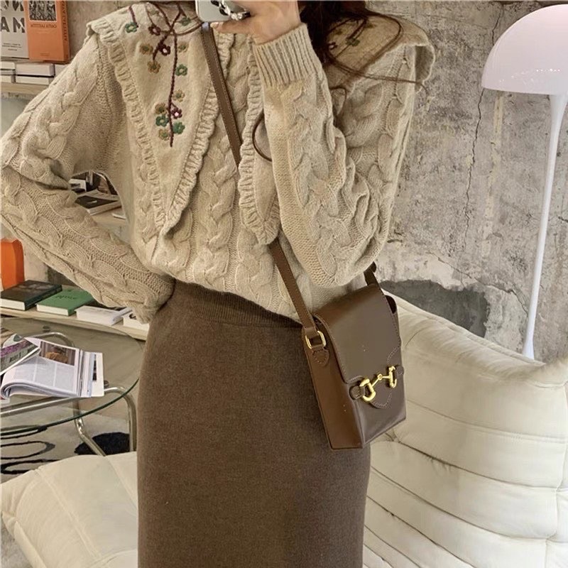 Áo len thêu hoa giống Jisoo BLACKPINK trong phim Snowdrop