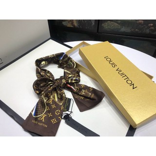 Khăn lụa LV thắt nơ xinh đẹp xuất sắc