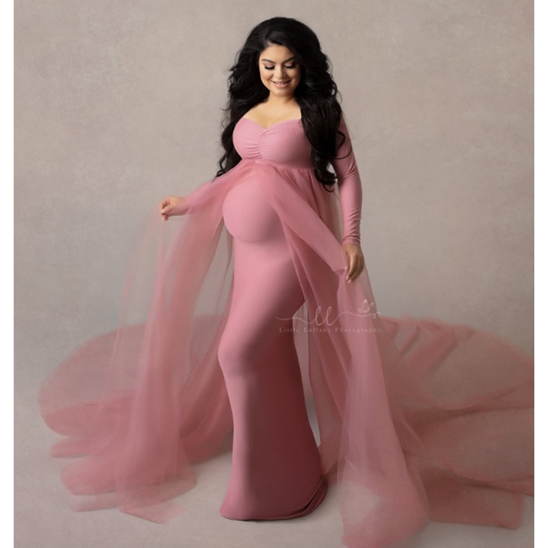 Đầm Maxi dài hở vai màu hồng dùng chụp ảnh cho mẹ bầu