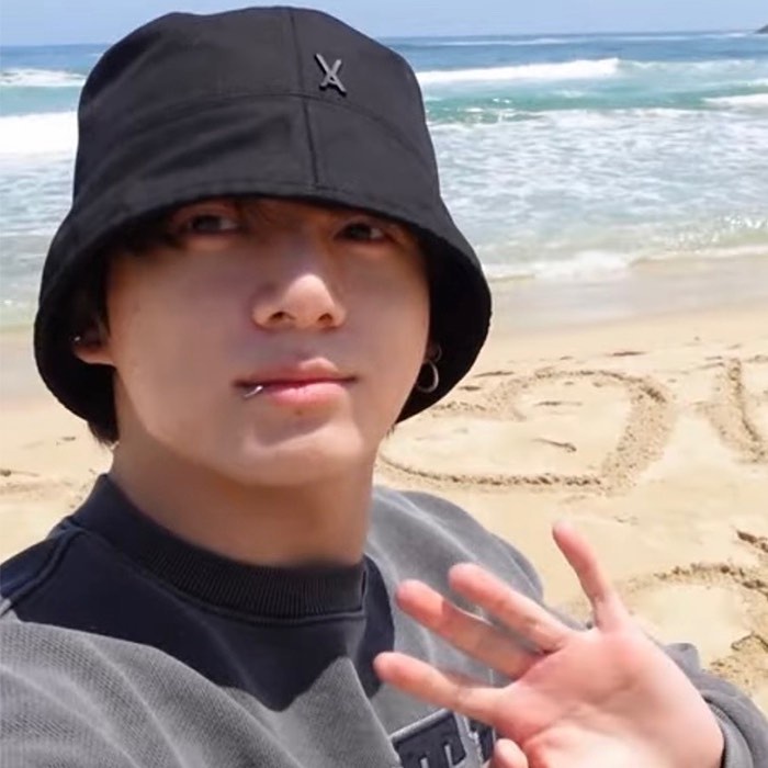 Mũ bucket Đính Đinh Tán Chính Hãng BTS JungKook & CLC YEEUN / Hàn Quốc 100%