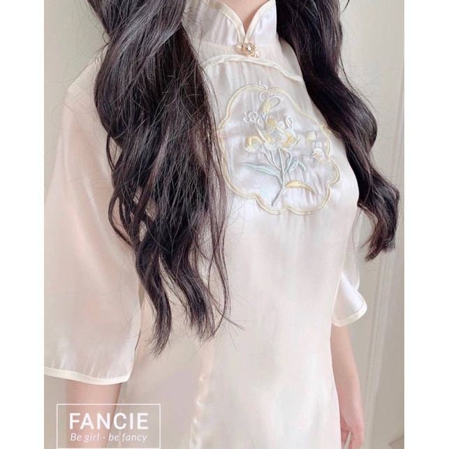 Áo dài trắng thêu hoa tay voan cách tân