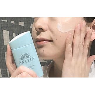 Kem chống nắng Anessa Essence UV Sunscreen Mild Milk SPF35