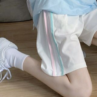 Quần short thể thao viền sọc
