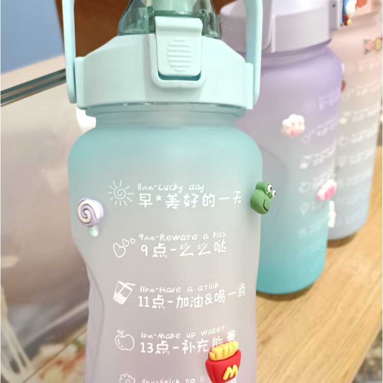 -Bình đựng nước 2 lít có vạch chia ML, báo giờ uống nước kèm ống hút- CHỌN MÀU-Tặng kèm 4 sticker hoạt hình