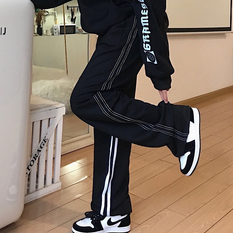 Quần Thể Thao Nữ Kẻ Sọc Phong Cách Hàn Quốc