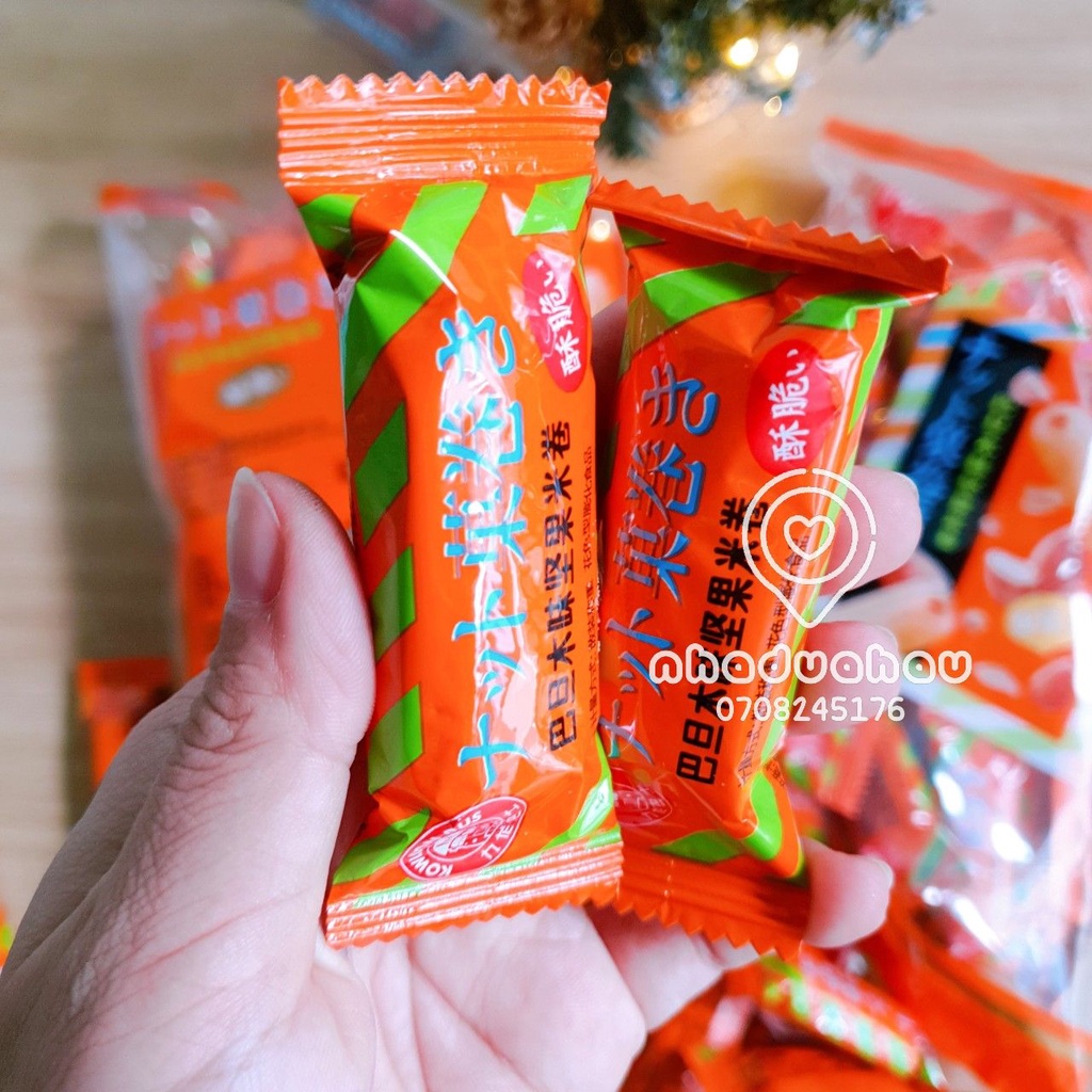 Một gói bánh gạo cuộn nhân kem hạnh nhân Kowlon Hongkong gói 250gam