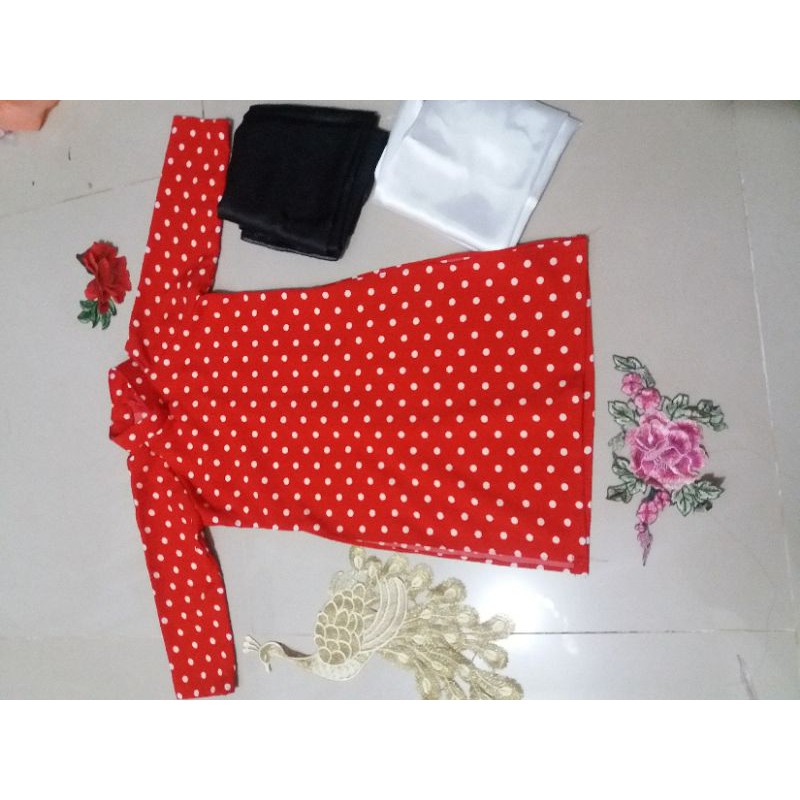 Áo dài chấm bi đỏ và vàng cho bé gái