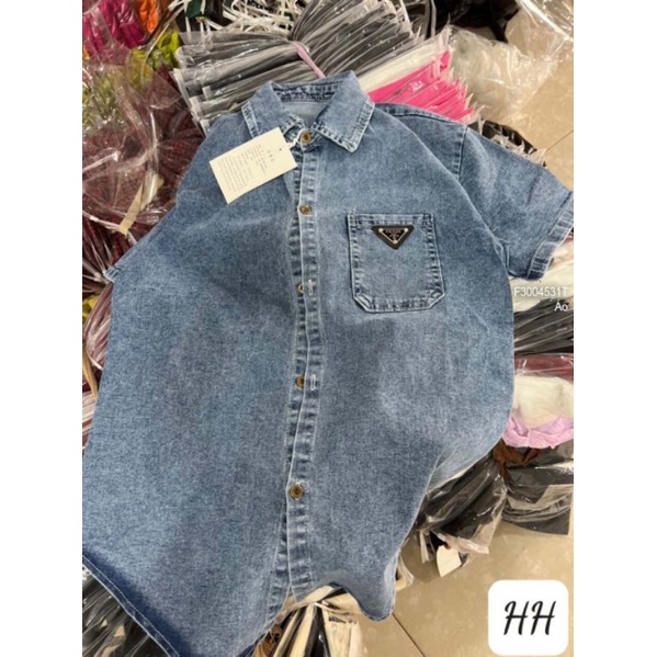Áo sơ mi jean một túi gắn logo tay ngắn Unisex cá tính, áo khoác sơ mi bò xanh HOT. MET SHOP