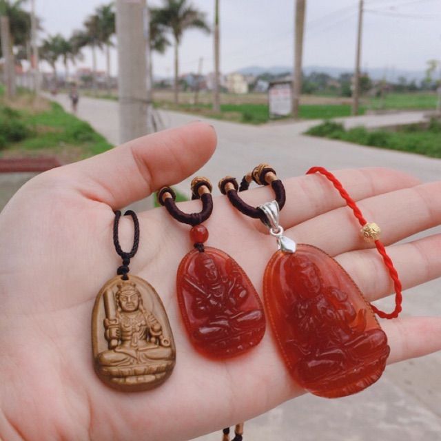 Vòng chỉ đỏ bi vàng may mắn