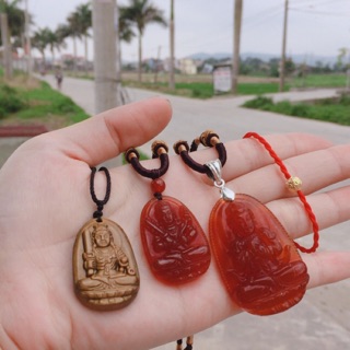 Vòng chỉ đỏ bi vàng may mắn