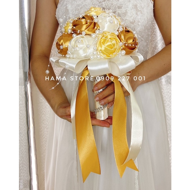 BÓ HOA CƯỚI CẦM TAY CÔ DÂU LỤA SATIN VÀNG GOLD ĐIỂM CƯỜM HẠT CHÂU HOA CƯỚI HIỆN ĐẠI XU HƯỚNG CƯỚI