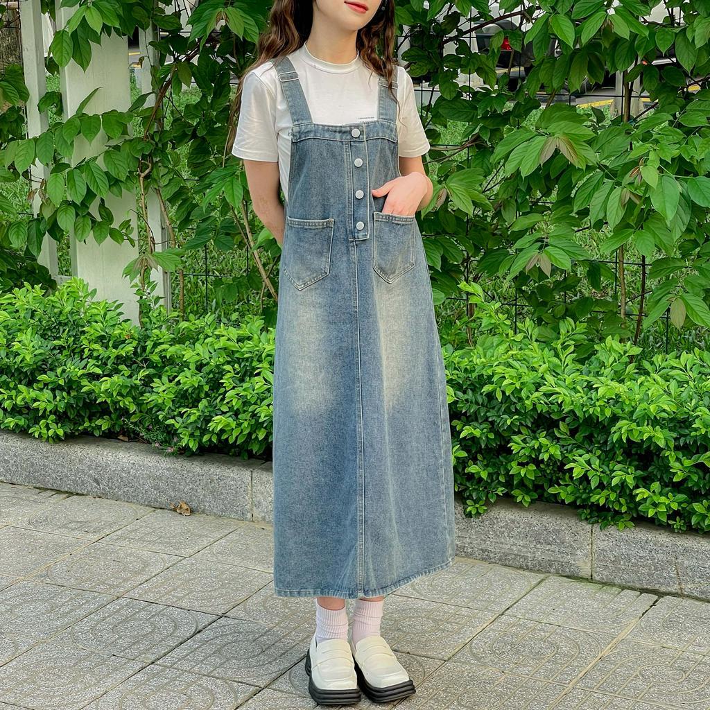 Váy yếm jean dài RETRO phai phủ vàng dáng suông, váy yếm dài jeans baggy đai liền trước 4 khuy giữa sau Y4XS02 - JEANBOO