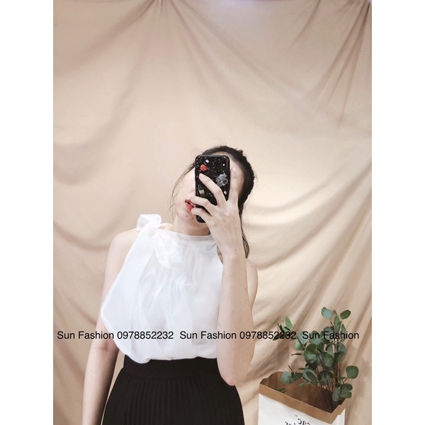 Chân váy dập li xếp li dài và áo cổ yếm