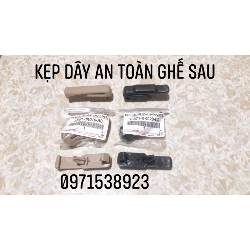 Kẹp dây an toàn ghế sau TOYOTA INNOVA FORTUNER xịn chính hãng 73371-0K010-A0 73371-KK020-CO