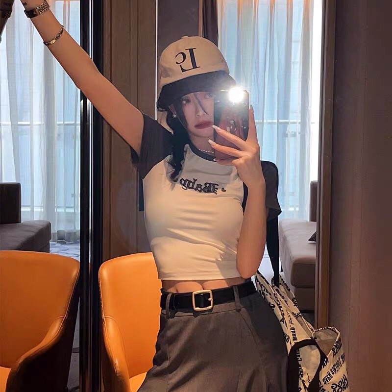 Áo thun croptop tay ngắn thêu chữ phong cách thể thao