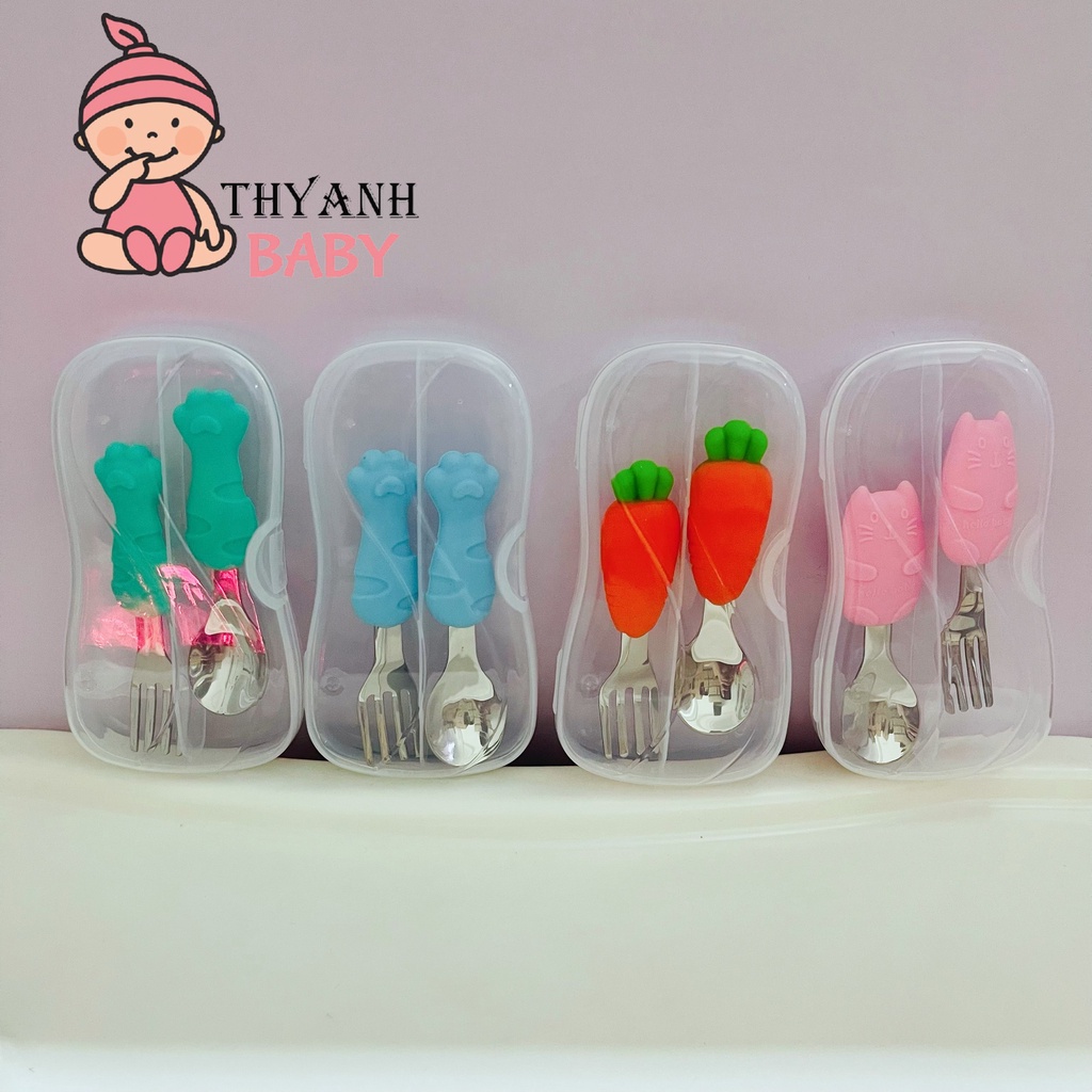 Set Thìa Dĩa Tập Xúc Cho Bé Chật Liệu Inox Hình Carot, Mèo,Chân Mèo Kèm Hộp Đựng
