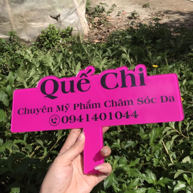 Bảng hiệu shop cầm tay in theo yêu cầu