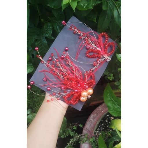 cặp cài đỏ tóc cô dâu