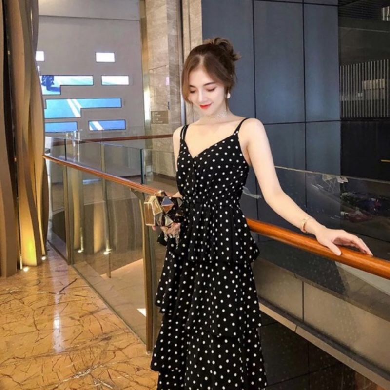 Váy Hai Dây Chấm Bi Xếp Tầng Dáng Maxi còn màu trắng