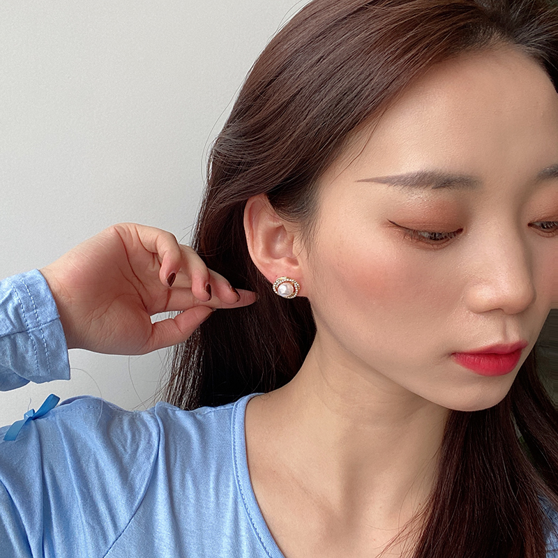 Khuyên tai đính ngọc trai kiểu dáng hình học phong cách thời trang