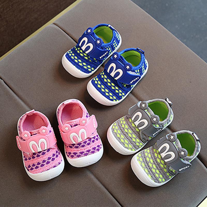 Giày tập đi đế mềm chống trượt hoạ tiết dễ thương cho bé