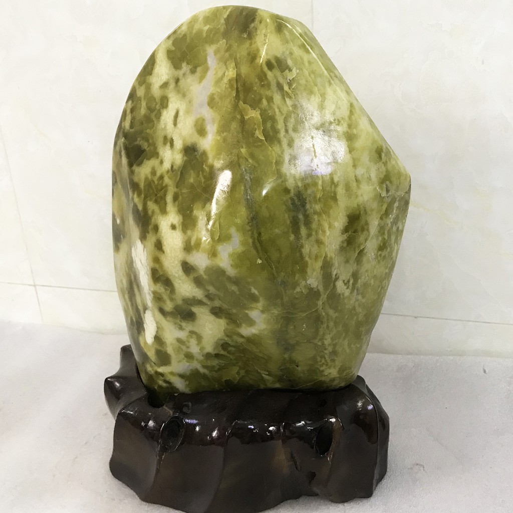 Cây đá ngọc tự nhiên màu xanh lá mạ bóng cho người mệnh Hỏa và Mộc nặng 9 kg