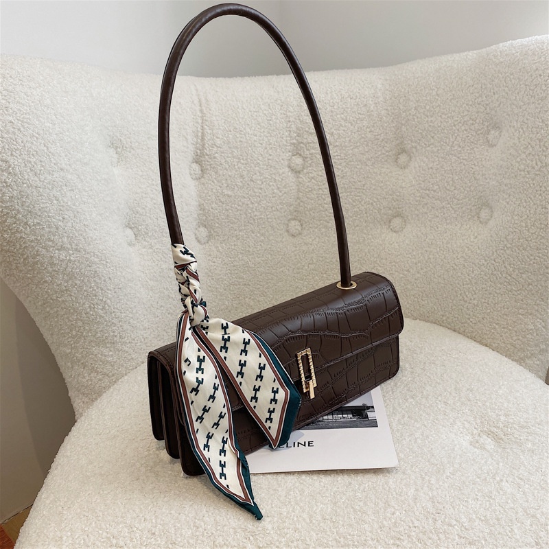 Túi đeo chéo họa tiết dập nổi thời trang thu đông 2021