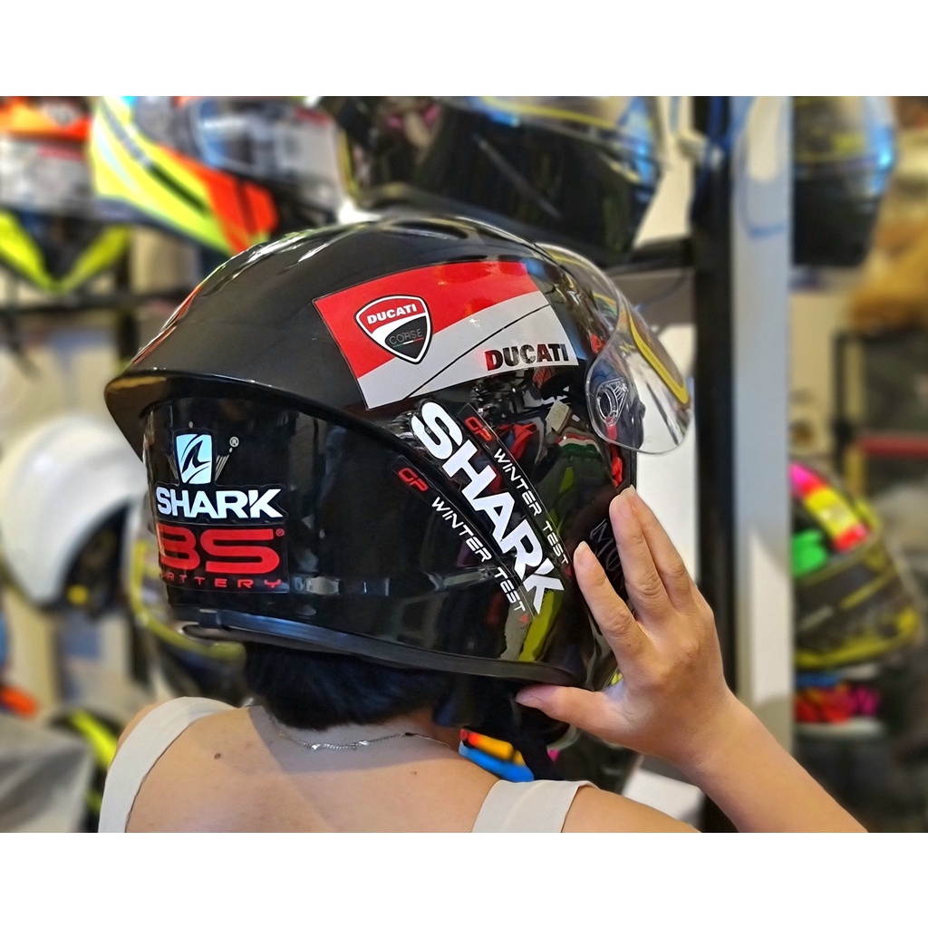 Mũ bảo hiểm Fullface M266 cao cấp màu đen bóng dán tem Ducati