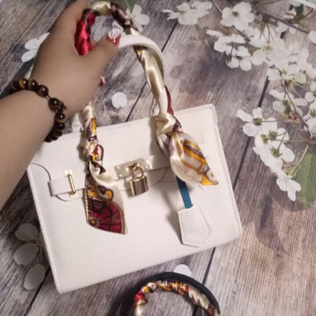 Truong Huyen ( hm trắng, lơ 109 trắng, quà)