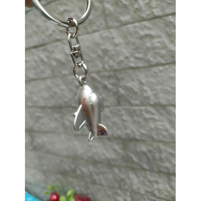 Móc khoá máy bay kim loại đặc_ giao màu ngẫu nhiên