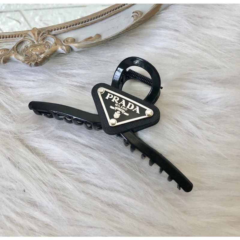 Kẹp càng cua .Prada.