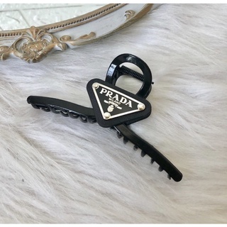 Kẹp càng cua .Prada.
