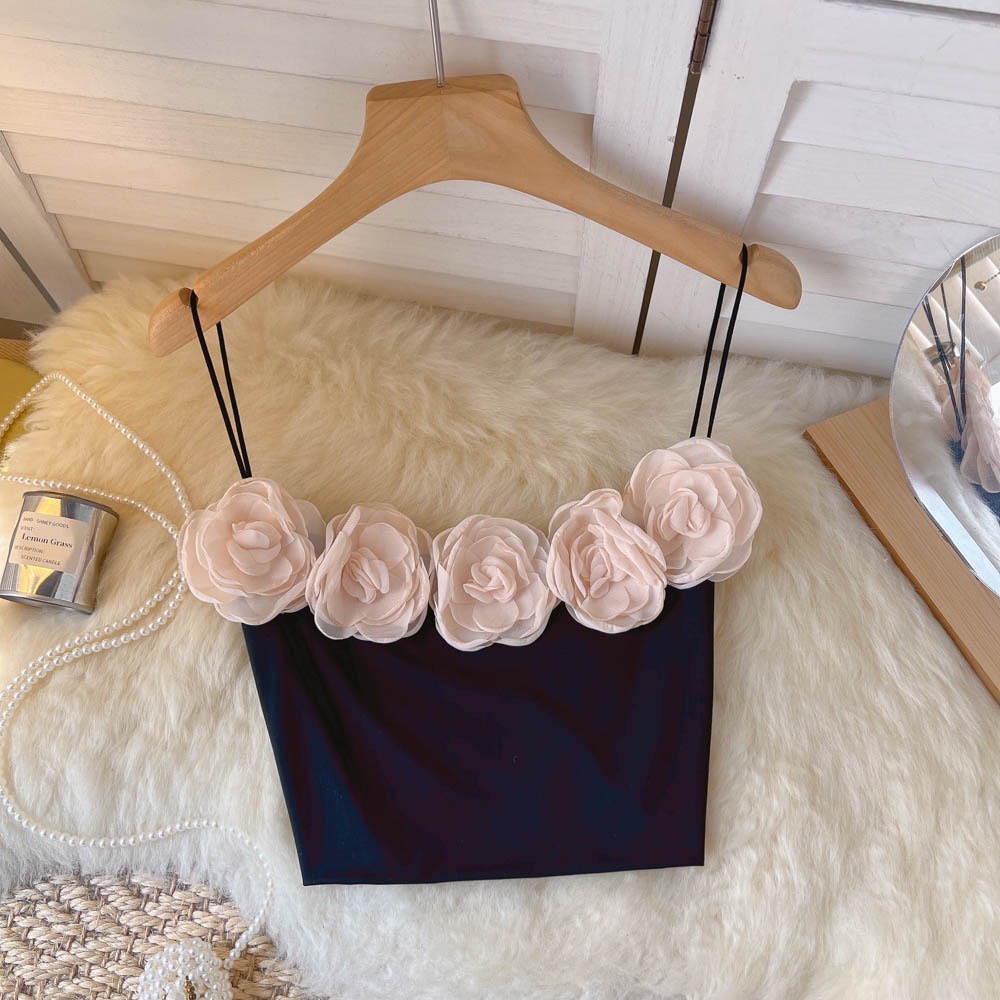 Áo croptop hai dây đính hoa hồng phong cách tiểu thư sang trọng