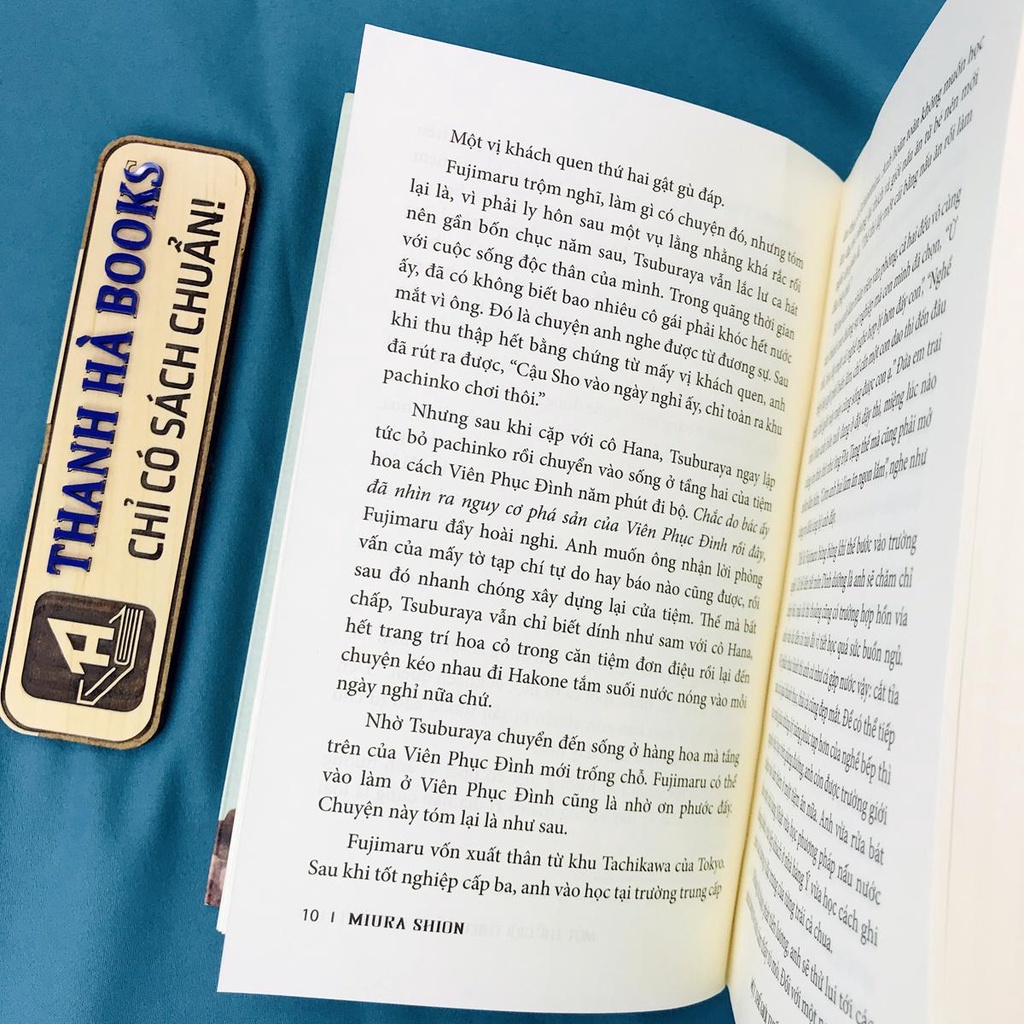 Sách - Một Thế Giới Thiếu Vắng Tình Yêu (Kèm 1 Thiệp + 1 Bookmark) - Miura Shion