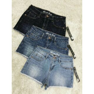Quần short jean mới với chất liệu jean co giãn bốn chìu size đủ nhé nha khách . Với ba mầu chất ngây nghất ạ tha hồ chọn