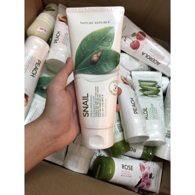 Sữa rửa mặt tinh chất ốc sên Nature Republic Fresh Herb Snail Cleansing