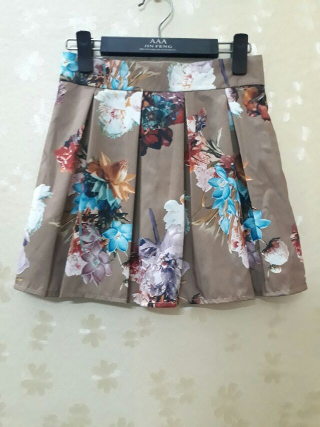 Chân váy xếp ly dáng ngắn có quần đùi bên trong | BigBuy360 - bigbuy360.vn