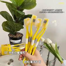 Hộp 8 bàn chải đánh răng vịt vàng kèm cạo lưỡi, có nắp đậy, an toàn vệ sinh (2in1) hãng G.DUCK, có thể mang đi du lich