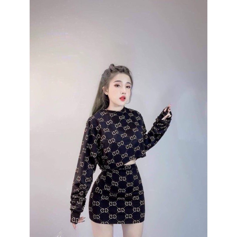 Set áo croptop tay dài và chân váy ngắn cá tính