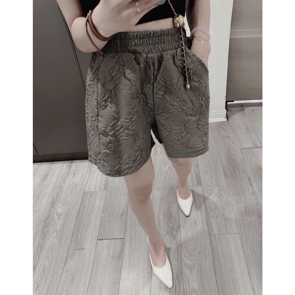 Quần đùi nữ mặc nhà cạp chun lưng cao vải xốp phồng in hoa nổi màu Đen Trắng ống rộng mặc đi biển học chơi thể thao đẹp