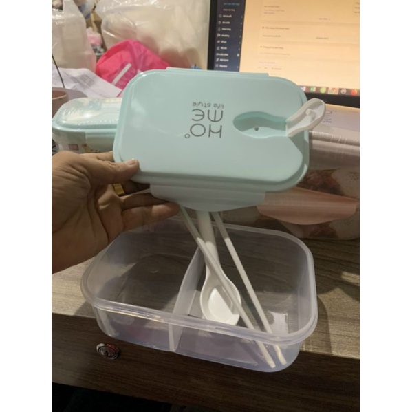 HỘP CHiA NGĂN KÈM ĐŨA MUỖNG ,