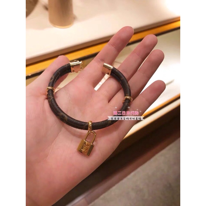 Vòng Tay Louis Vuitton Bằng Thép Titan Họa Tiết Chữ LV Sang Trọng Thời Trang