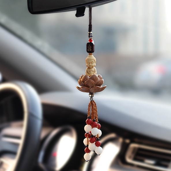 Dây phật treo gương ô tô mang lại bình an."
