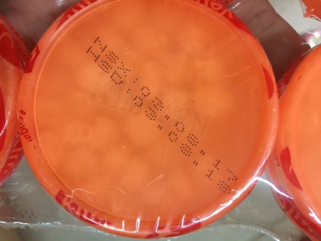 Kẹo dâu, cam hộp tròn - tuổi thơ dữ dội